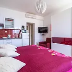 & Mara & Petrunjela - With Balcony And Sea View Appartamento Cavtat